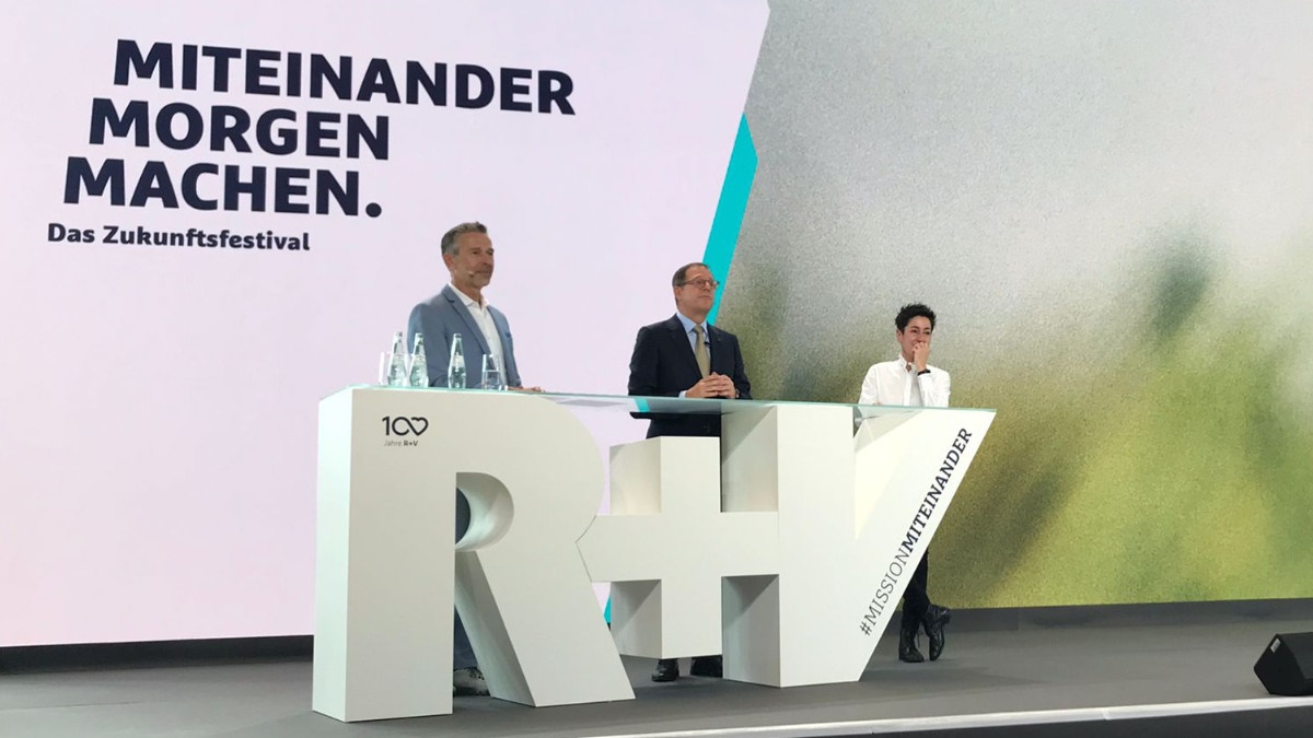 ruv_news's tweet photo. Der 15. September 1922 war unser Magic-Moment, so der R+V Chef Norbert Rollinger heute bei der Eröffnungsfeier des #Zukunftsfestivals zu #100JahreRuV. 

Danke @dunjahayali, @steffens_dirk sowie @Boris_Rhein, @GertUweMende &amp; den vielen weiteren Rednern und Gästen für ihr Kommen. https://t.co/eryQiSSXbY