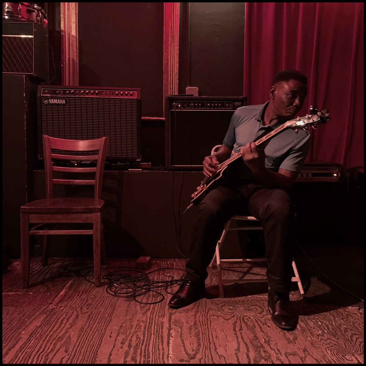 Guitar player.
.
.
.
Photo: @AvilaSimpson / 2022 #color #man #soul  #newyork #newyorkcity #bar #everydayeverywhere #brooklyn #brooklynnyc #instatravel #maquigrafia #alvaroavilasimpson #natgeo #usa🇺🇸 #guitarplayer #music #newyorkcity #shootiniphone #fullframe