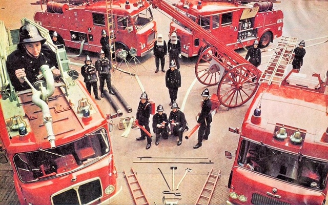 FLFBM2022's tweet photo. Love fire engines? See appliances + uniforms from past to present at Shoreditch Fire Station. Sat, 24 Sept from 12pm FREE ENTRY #LondonDesignFestival @flfbm2022 #shoreditchdesigntriangle @LondonFire #Shoreditch #https://flfbm.co.uk/news/the-running-towards/ https://t.co/cDCRHK6Q6x