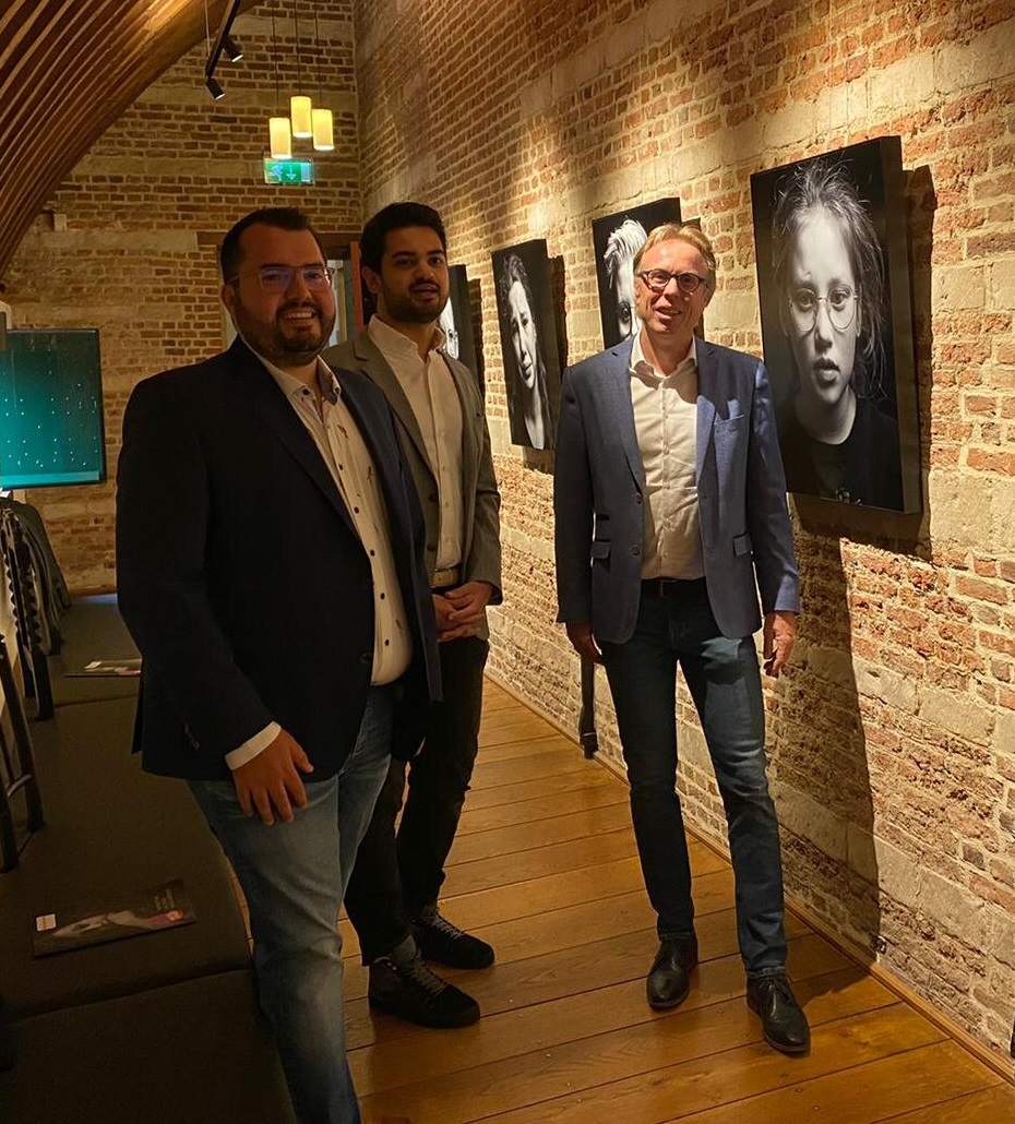 Wethouder @beeklars bezocht vandaag de expositie 'Ik ben jonge mantelzorger’. "Deze groep heeft zorgen voor en over een naaste en verdient de aandacht!", stelt hij. De expositie is nog tot 10 november a.s. te bezoeken in Het Markiezenhof in Bergen op Zoom.