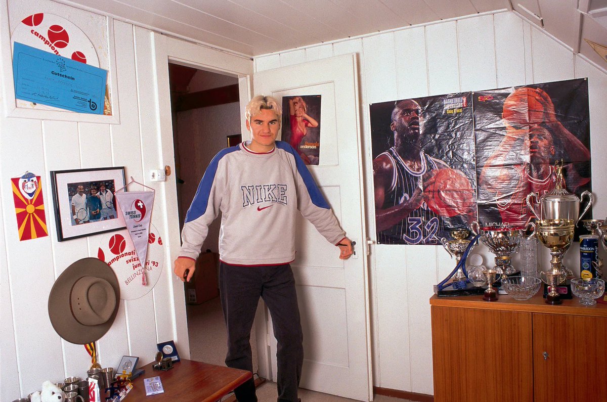 marcos_z's tweet photo. Hoy, en fotos random: se retira el pibe que creció con un poster de Jordan en la pared su cuarto, otro de Shaq y el de Pamela Anderson en la puerta. Un distinto, antes y después de cambiar un deporte entero. #RForever https://t.co/q3wFfTOJlo