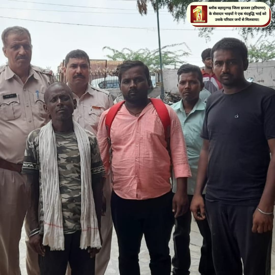 DSSNewsUpdates's tweet photo. Changing lives one at a time, whenever #DeraSachaSauda followers come across a mentally challenged lost person, volunteers go the extra mile to aid them, trace their native place and reunite them with their family!
#MentalHealthAwareness https://t.co/JxMuM3JrWu
