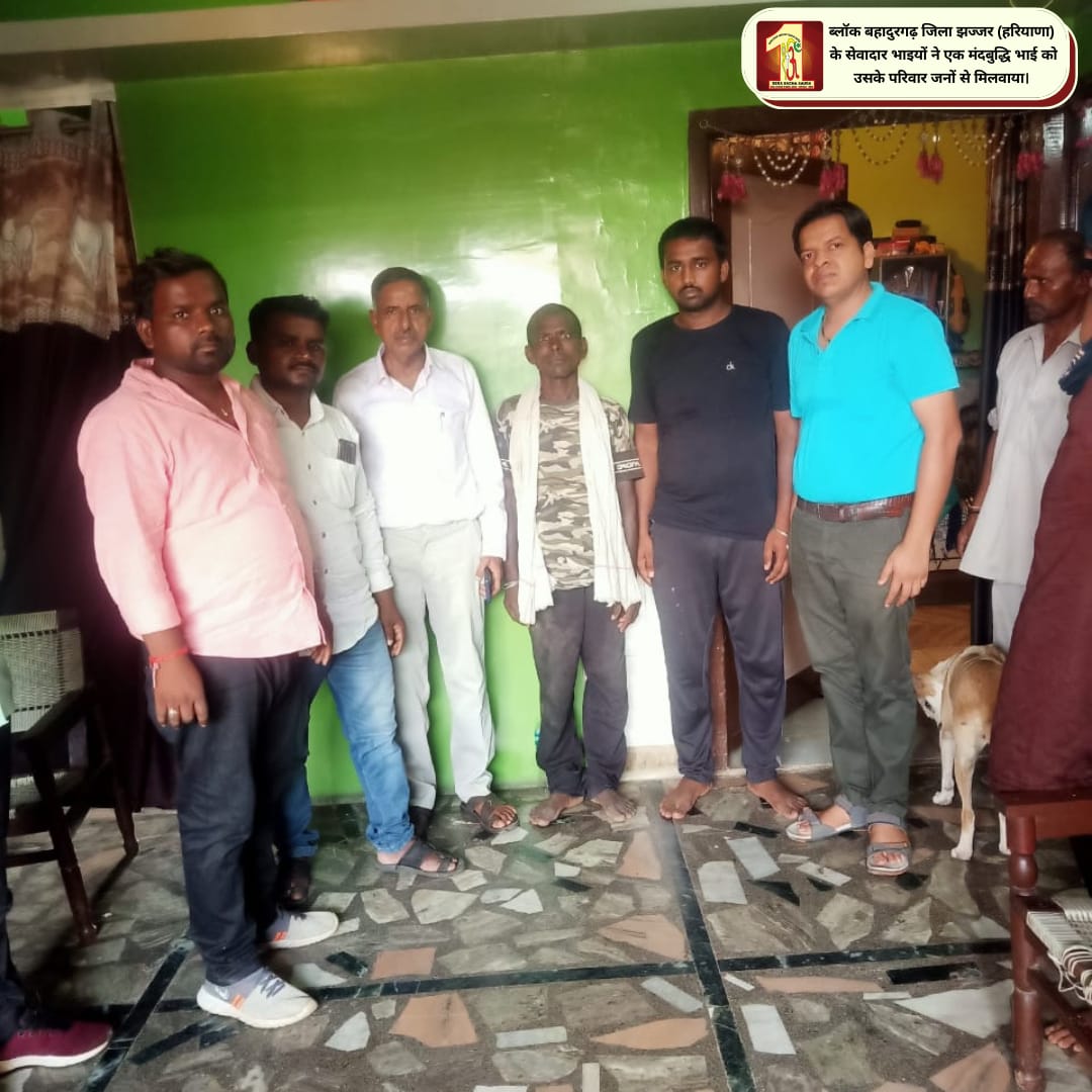 DSSNewsUpdates's tweet photo. Changing lives one at a time, whenever #DeraSachaSauda followers come across a mentally challenged lost person, volunteers go the extra mile to aid them, trace their native place and reunite them with their family!
#MentalHealthAwareness https://t.co/JxMuM3JrWu