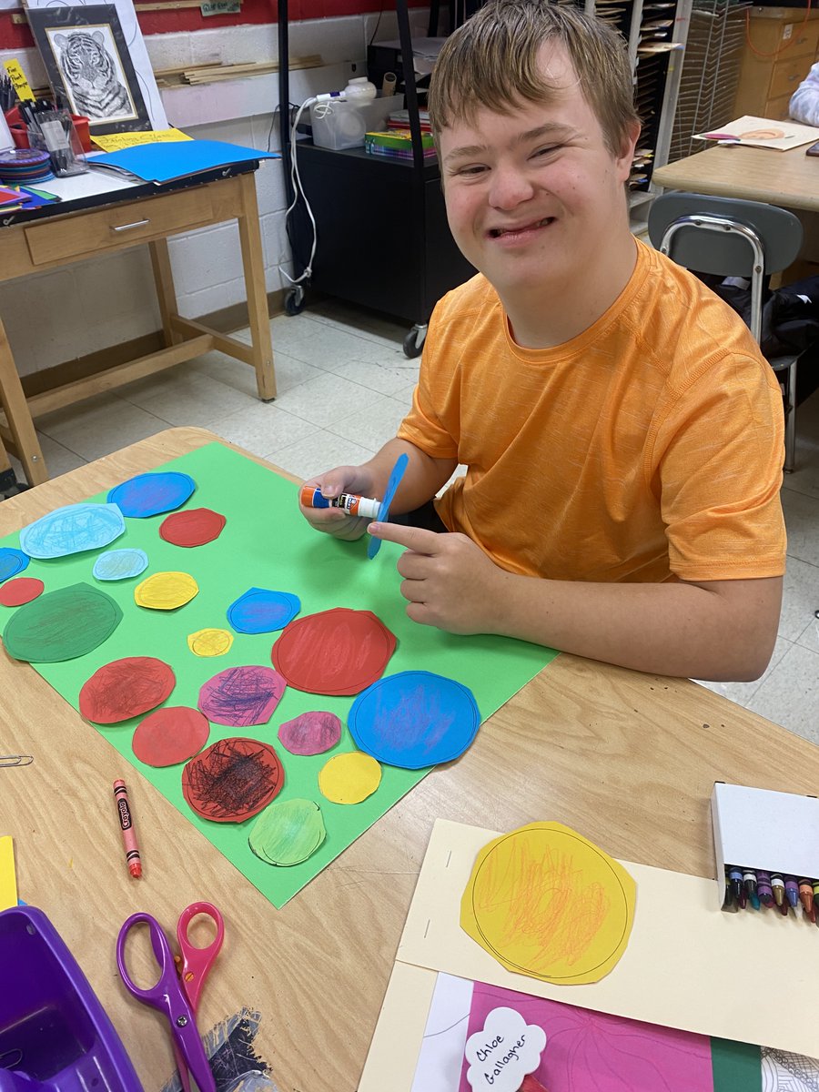 kdubsartclass's tweet photo. Partners In Art class multitasking on SO many things in art today! Creating national DOT DAY ART they prepared for,creating designs for face painting &amp; painting signs 4 the CAMP OF CHAMPIONS hosted by @EFWarriors &amp; the @steelers Tuesday! @EFEAteaches #efpride #art #nationaldotday https://t.co/Yd9kFCYMFe