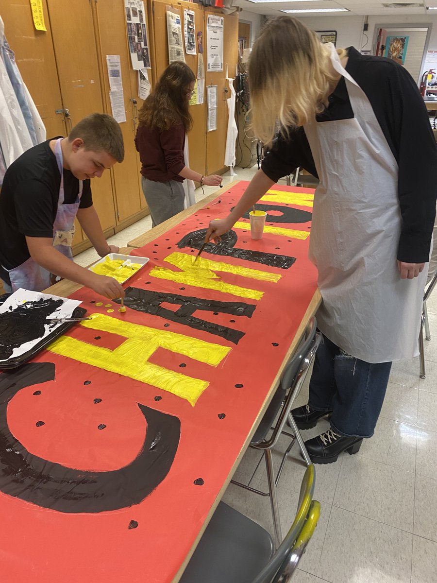 kdubsartclass's tweet photo. Partners In Art class multitasking on SO many things in art today! Creating national DOT DAY ART they prepared for,creating designs for face painting &amp; painting signs 4 the CAMP OF CHAMPIONS hosted by @EFWarriors &amp; the @steelers Tuesday! @EFEAteaches #efpride #art #nationaldotday https://t.co/Yd9kFCYMFe