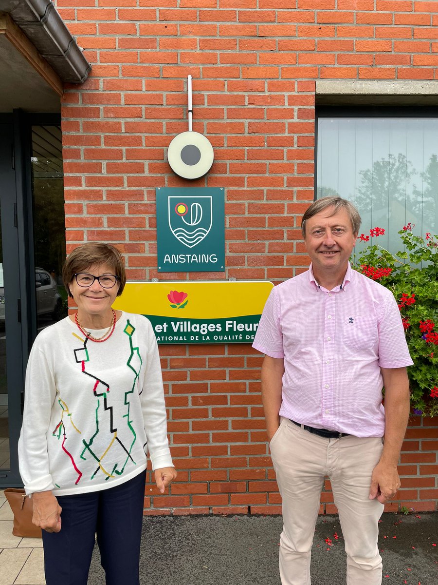 martine_filleul's tweet photo. 📌Sur le terrain à #Anstaing, à la rencontre d’Etienne Dumoulin, Maire de la commune.
👏Bravo à l'équipe municipale pour le travail réalisé en matière de sobriété énergétique.
Quant aux inquiétudes en matière de transport sur l’axe Ascq/Orchies, j'y serai vigilante au #Sénat. https://t.co/QObh3oBwQG