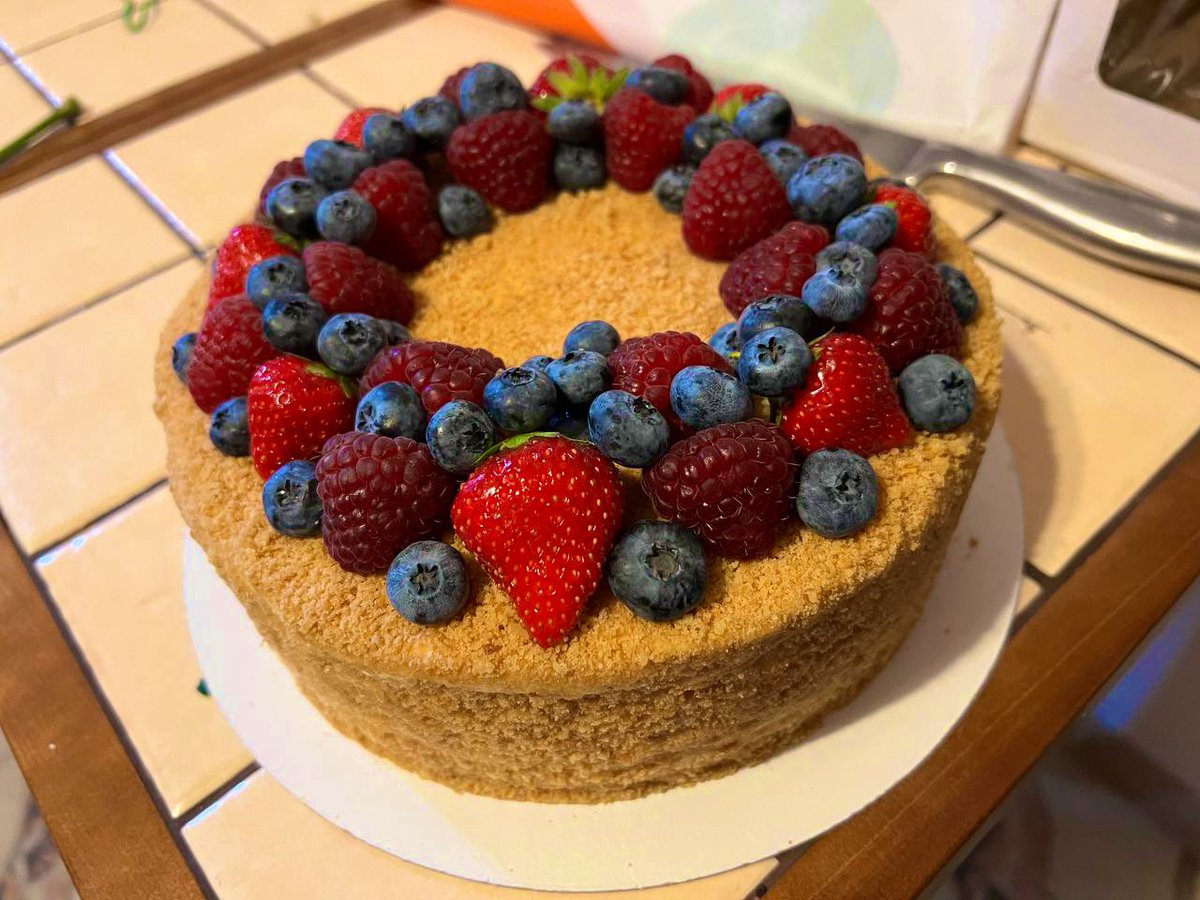 vesna123_'s tweet photo. Посмотрите какую красоту печёт @Vesnushka1509 
Он ещё и безумно вкусный😍
Аня по секрету рассказала, что принимает заказы на тортики и капкейки🥰
@Vesnushka1509 с днём рождения💞 https://t.co/ZIOARTdruH