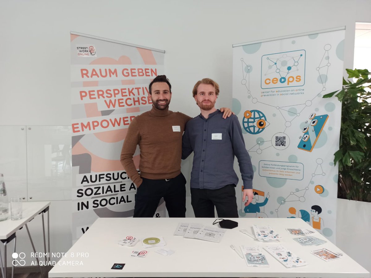 Wir melden uns heute vom Fachtag „#Radikalisierungsprävention im Kontext gesellschaftlicher Polarisierung“ der @bag_relex aus Kassel. Gemeinsam mit unserem Schwesterprojekt @ceops_online durften wir heute Interessierte über unsere Arbeit informieren.
Danke für den Austausch!
