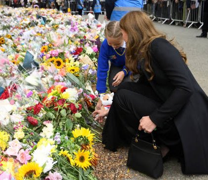 RoyallyBelle_'s tweet photo. The Princess of Wales helps a young schoolgirl lay her tribute to the Queen, a toy corgi, at Sandringham today😭 https://t.co/i4BZjhdv8S