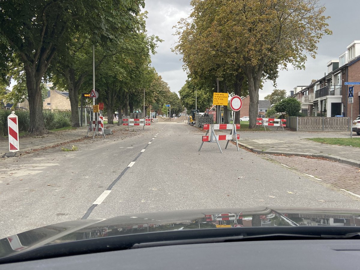 ThomasPos's tweet photo. @gemeentehia @Ambachtveilig Het is straks waarschijnlijk weer heerlijk druk, maar als borden zo staan aan einde werkdag is dat te verwachten…. #weteringsingel https://t.co/HqAgIv0DPM