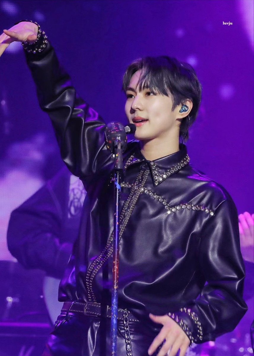 จองวอนกับเสื้อหนังมันหล่อมากจริงๆ