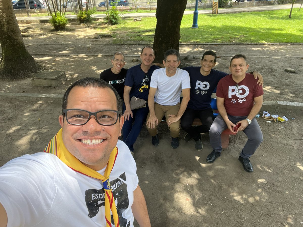PrPauloKi's tweet photo. Nosso Pequeno Grupo de Pastores reunido hoje na Praça 13 de Maio. #PGMyStyle https://t.co/osG2LEyxSL