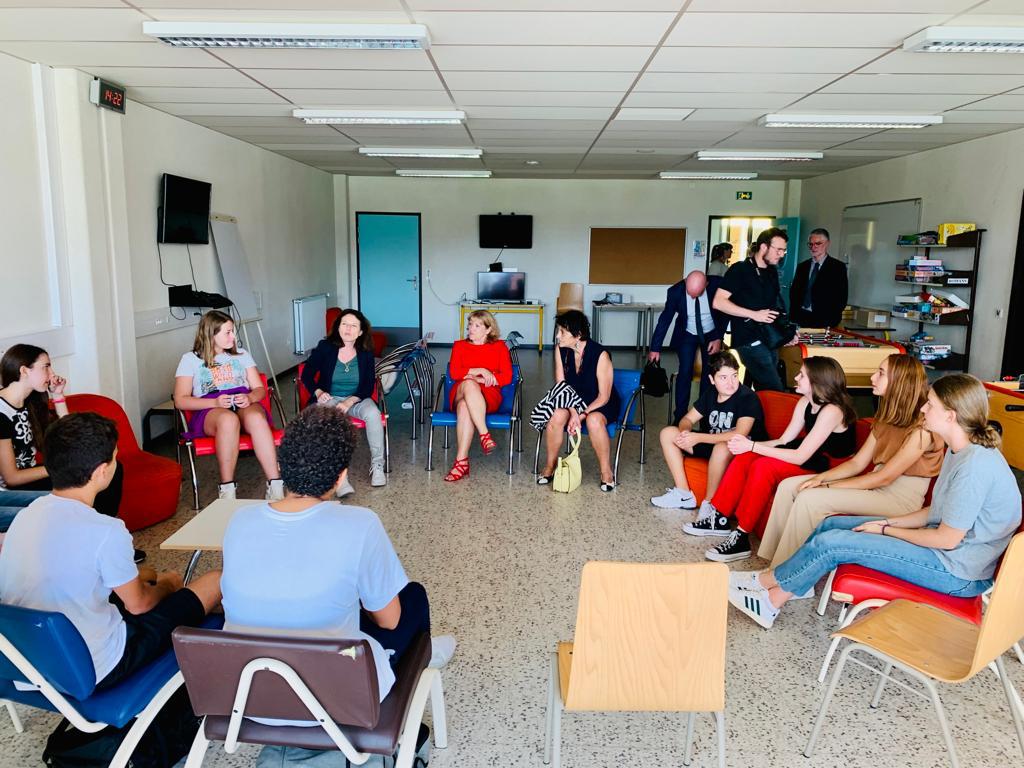 acgrenoble's tweet photo. Semaines de l'#engagement 👐

La rectrice @HeleneInsel présente au collège Le Savouret en #Isère. 

👚Des élèves engagés et sensibilisés au recyclage grâce au projet de friperie #solidaire

➡️Une journée conclue par une présentation du dispositif "Sentinelle" https://t.co/CqLH7EveGk