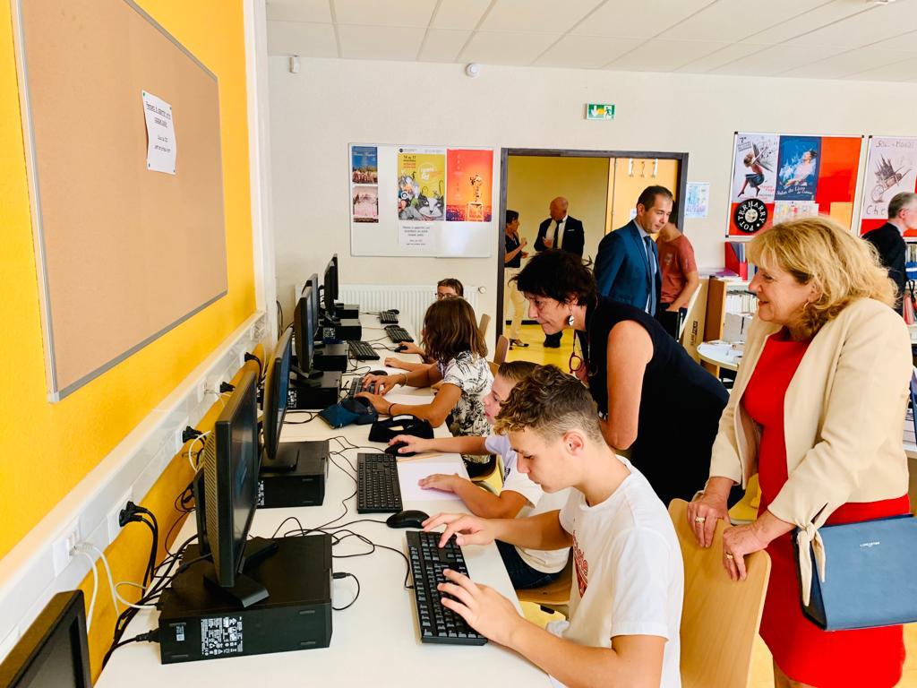 acgrenoble's tweet photo. Semaines de l'#engagement 👐

La rectrice @HeleneInsel présente au collège Le Savouret en #Isère. 

👚Des élèves engagés et sensibilisés au recyclage grâce au projet de friperie #solidaire

➡️Une journée conclue par une présentation du dispositif "Sentinelle" https://t.co/CqLH7EveGk