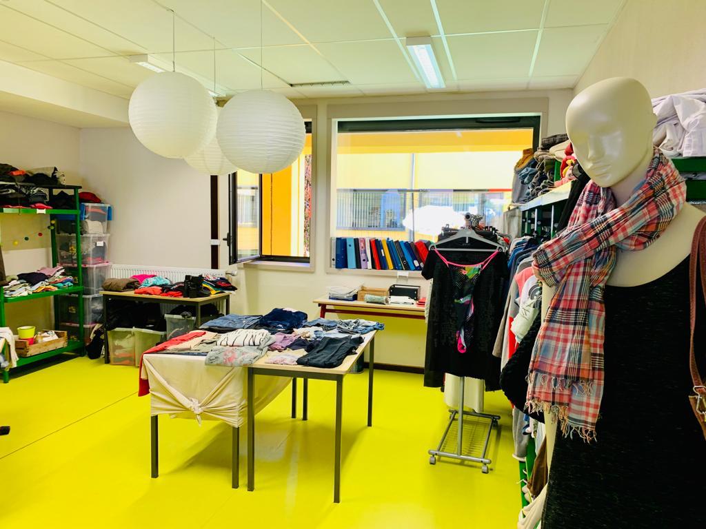 acgrenoble's tweet photo. Semaines de l'#engagement 👐

La rectrice @HeleneInsel présente au collège Le Savouret en #Isère. 

👚Des élèves engagés et sensibilisés au recyclage grâce au projet de friperie #solidaire

➡️Une journée conclue par une présentation du dispositif "Sentinelle" https://t.co/CqLH7EveGk