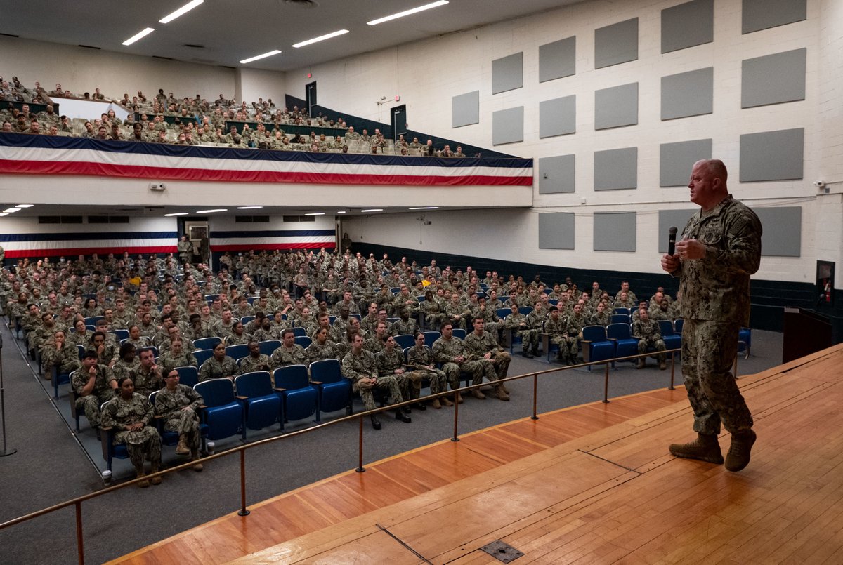 USNavy's tweet photo. #USNavy Photos of the Day:
1️⃣ @USSBillings15 and #USSWichita transit Caribbean Sea @NAVSOUS4THFLT
2️⃣ @Gipper_76 #FLTOPS @INDOPACOM
3️⃣ @NavyMCPON all-hands call @NAV_STA_NORFOLK
4️⃣ Sailors from @USSPAULIGNATIUS visit #Swedishnavy ship @USNavyEurope
👉 https://t.co/iM3kObKpzy https://t.co/xPAGZnhGyo