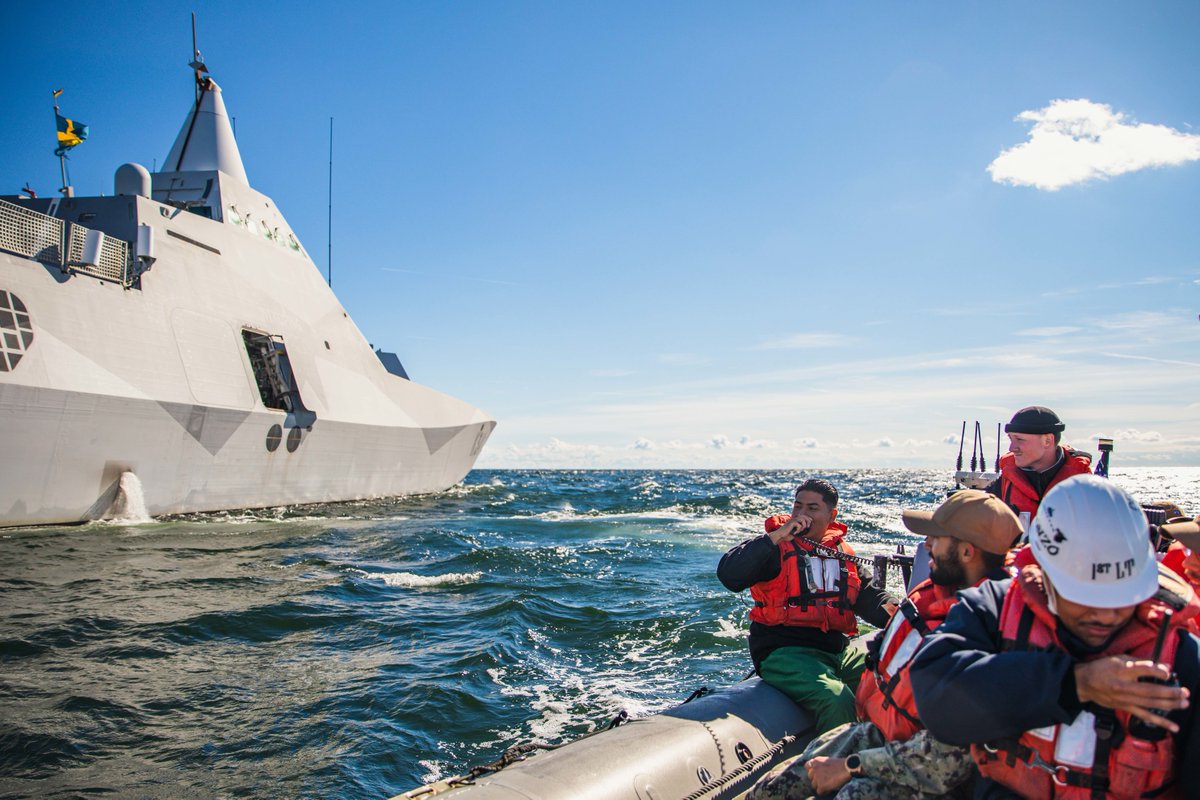 USNavy's tweet photo. #USNavy Photos of the Day:
1️⃣ @USSBillings15 and #USSWichita transit Caribbean Sea @NAVSOUS4THFLT
2️⃣ @Gipper_76 #FLTOPS @INDOPACOM
3️⃣ @NavyMCPON all-hands call @NAV_STA_NORFOLK
4️⃣ Sailors from @USSPAULIGNATIUS visit #Swedishnavy ship @USNavyEurope
👉 https://t.co/iM3kObKpzy https://t.co/xPAGZnhGyo