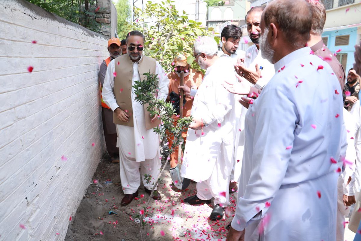 wsspofficial's tweet photo. By planting a sampling, #CEO #WSSP Dr Hassan Nasir inaugurated one of the #ModelStreet. See the Pics of how it looks. #OwnYourStreet https://t.co/8xdrY6pqXk