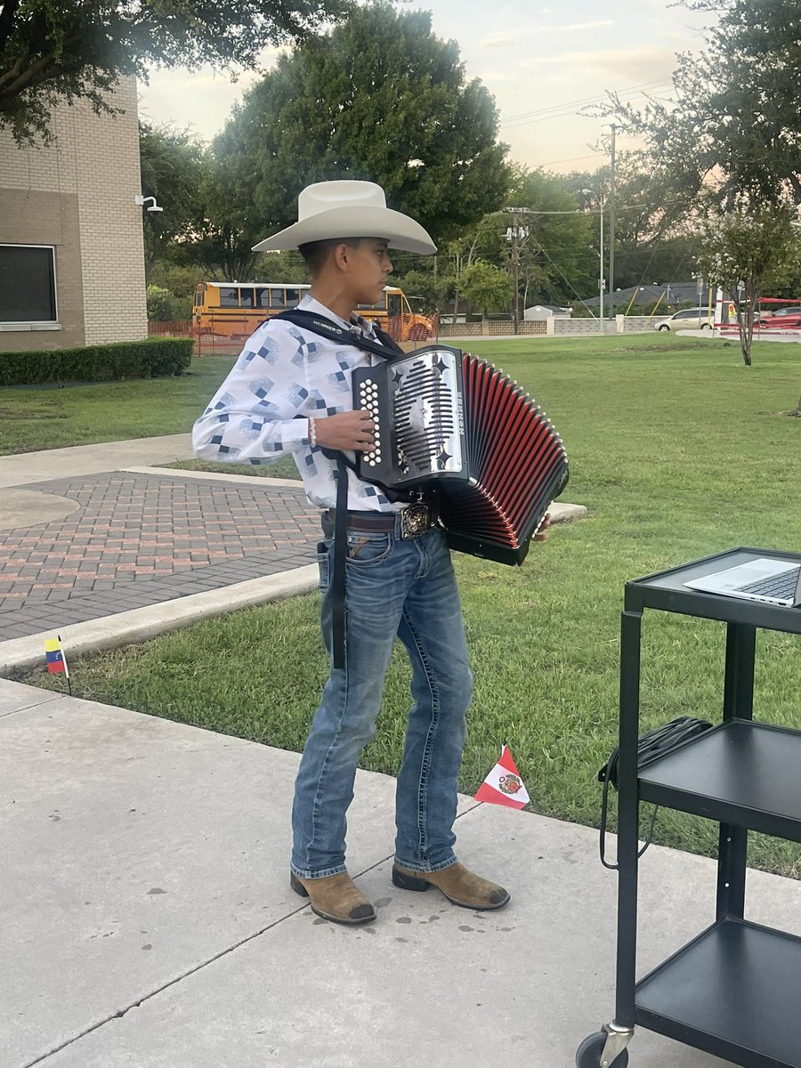 JennPutmanTX's tweet image. Wonderful morning kicking off Nat’l Hispanic Heritage Month with Creekview and RL Turner Folkloric dancers! @CFBISD @susanmachayo #CFBproud