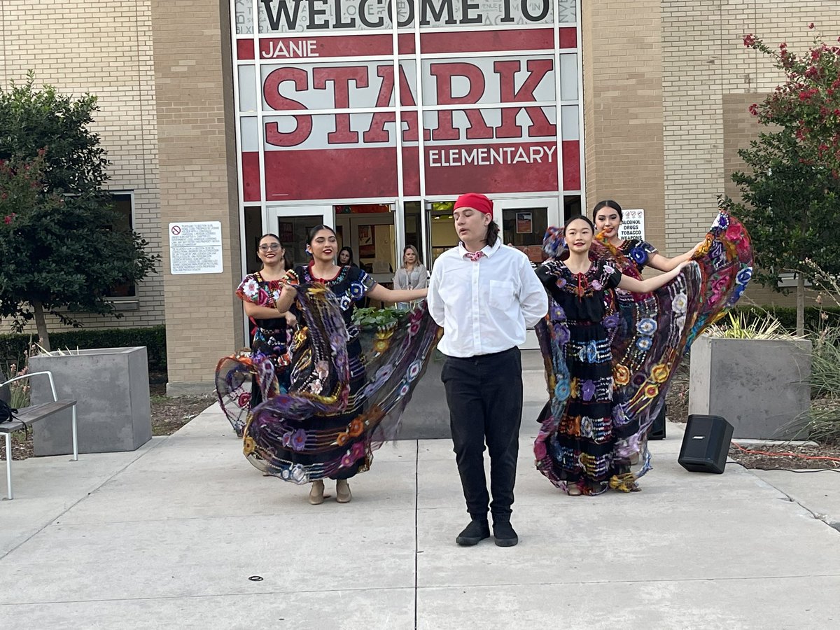 JennPutmanTX's tweet image. Wonderful morning kicking off Nat’l Hispanic Heritage Month with Creekview and RL Turner Folkloric dancers! @CFBISD @susanmachayo #CFBproud