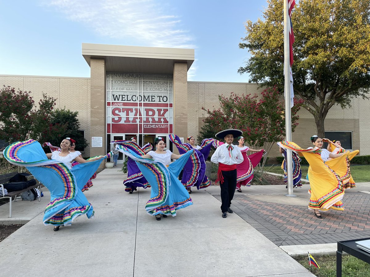 JennPutmanTX's tweet image. Wonderful morning kicking off Nat’l Hispanic Heritage Month with Creekview and RL Turner Folkloric dancers! @CFBISD @susanmachayo #CFBproud