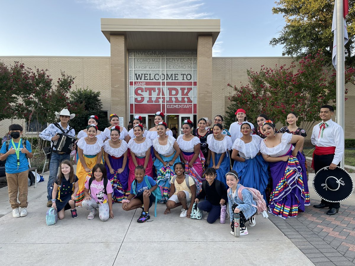 JennPutmanTX's tweet image. Wonderful morning kicking off Nat’l Hispanic Heritage Month with Creekview and RL Turner Folkloric dancers! @CFBISD @susanmachayo #CFBproud