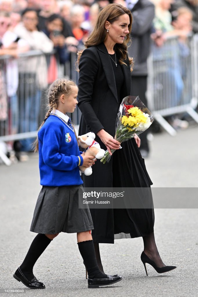 monamm2175's tweet photo. The Princess of Wales took the little girl out from the Crowds with her to lay the flowers in Tribute of The Queen ❤️
#ThePrincessofWales
#ChildrenPrincess https://t.co/4ATmwcuw8r
