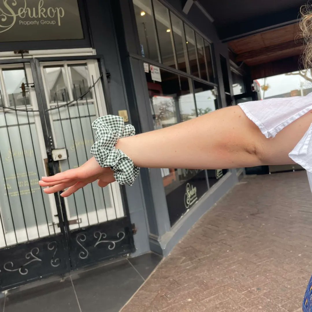W7Fashion's tweet photo. When she wears a hair scrunchie on her wrist 💚

#scrunchie #scrunchieonthewrist #scrunchiesforsale #smallbusiness #scrunchieinlove https://t.co/8PgBhuyGKS