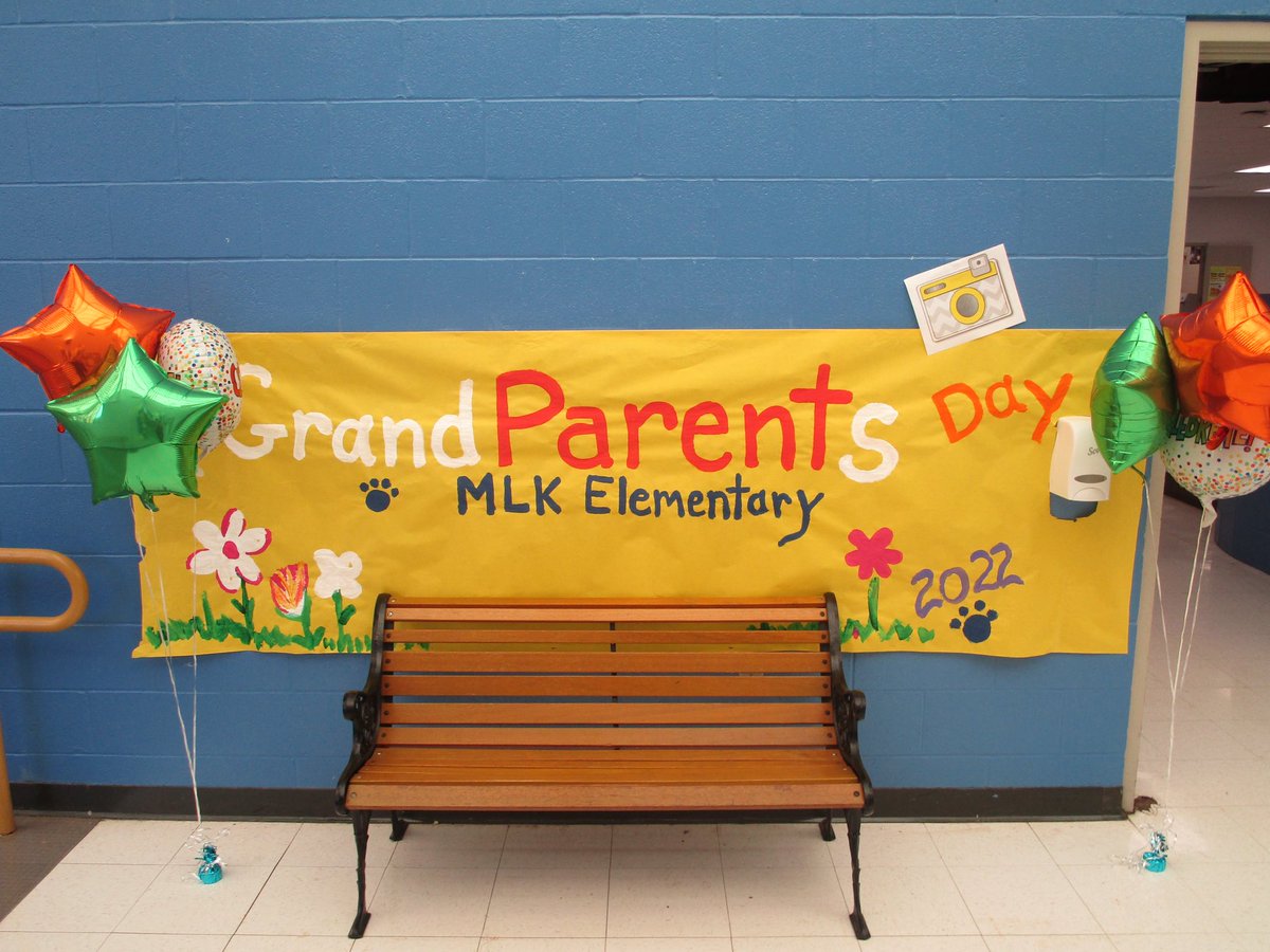 east_mlking's tweet photo. This year EAST students at MLK are helping the Pre-K Grandparents Day by taking photos. #eastatmlking #LRSD_EAST @DrJermallWright @LoringShay @lrsd @dlsmith1221 @EASTinitiative https://t.co/F6ZMDIdb8t