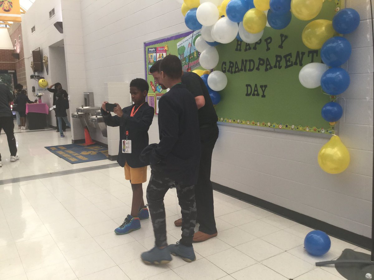 east_mlking's tweet photo. This year EAST students at MLK are helping the Pre-K Grandparents Day by taking photos. #eastatmlking #LRSD_EAST @DrJermallWright @LoringShay @lrsd @dlsmith1221 @EASTinitiative https://t.co/F6ZMDIdb8t