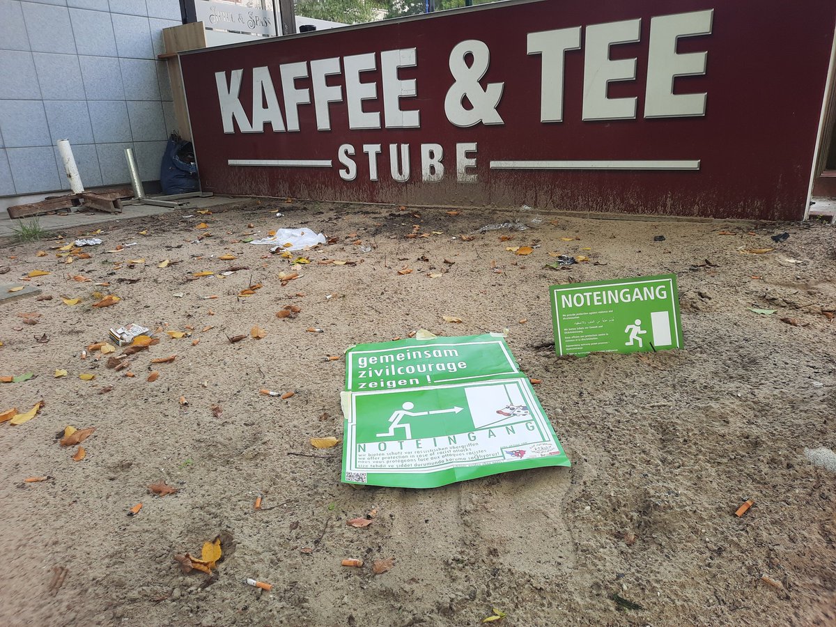 ZfDTreptowKoep's tweet photo. Schafft 1, 2, viele #Noteingänge!
Im #Kosmosviertel in #Treptow-#Köpenick und jetzt auch in ganz Berlin.
#AktionNoteingang #GemeinsamgegenRassismus #Aktionswoche https://t.co/upZclpD3b5