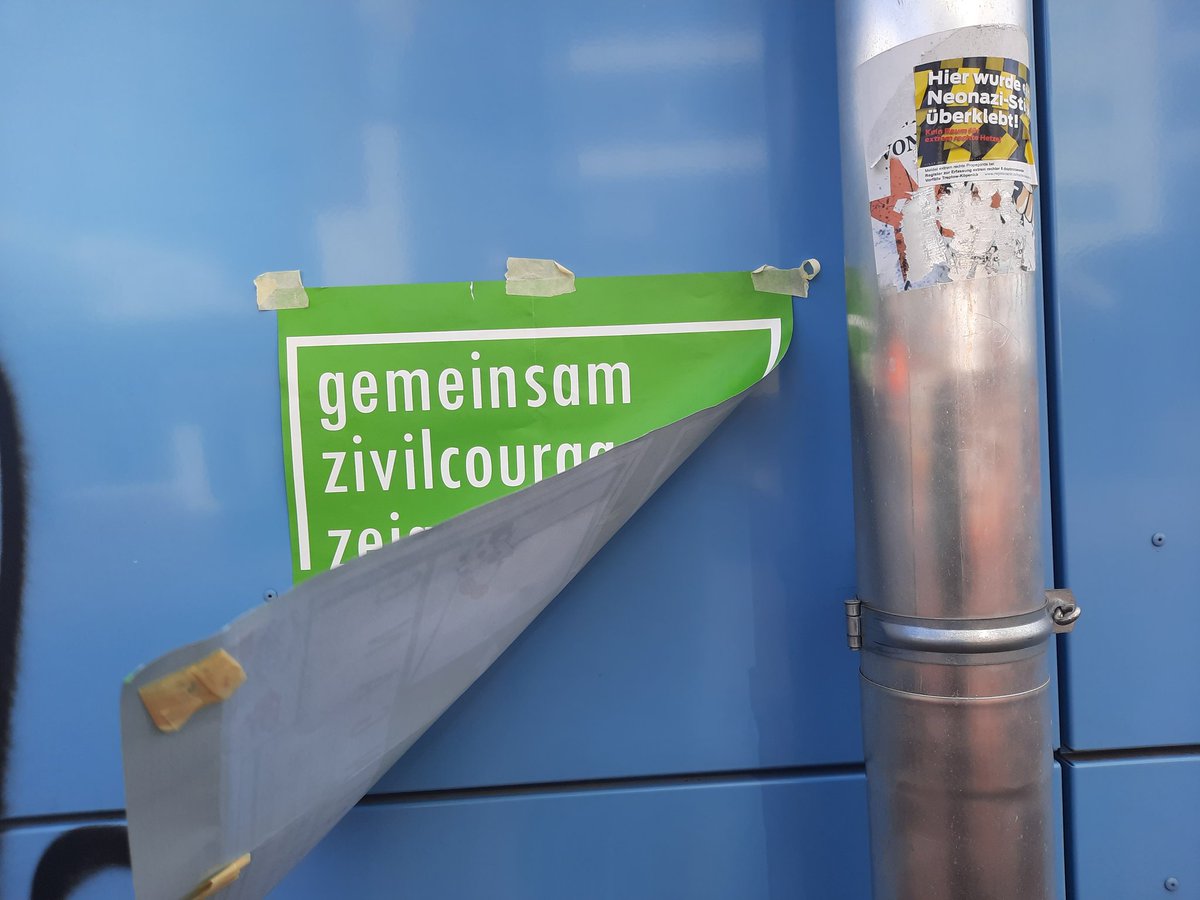 ZfDTreptowKoep's tweet photo. Schafft 1, 2, viele #Noteingänge!
Im #Kosmosviertel in #Treptow-#Köpenick und jetzt auch in ganz Berlin.
#AktionNoteingang #GemeinsamgegenRassismus #Aktionswoche https://t.co/upZclpD3b5