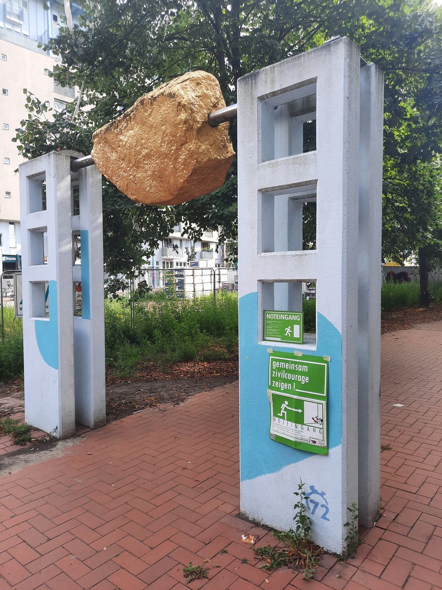 ZfDTreptowKoep's tweet photo. Schafft 1, 2, viele #Noteingänge!
Im #Kosmosviertel in #Treptow-#Köpenick und jetzt auch in ganz Berlin.
#AktionNoteingang #GemeinsamgegenRassismus #Aktionswoche https://t.co/upZclpD3b5