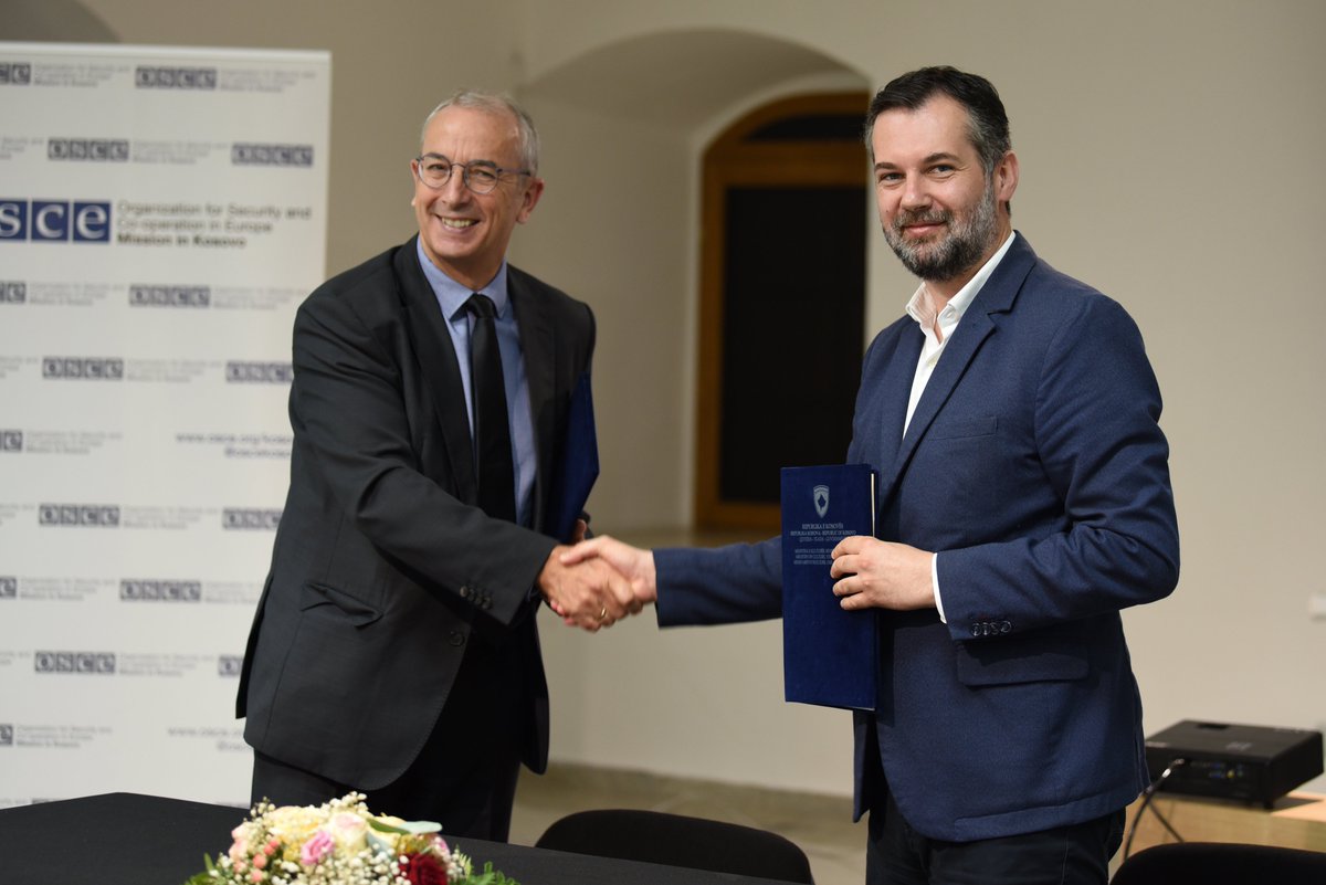 OSCEKosovo's tweet photo. We marked #InternationalDayofDemocracy by handing over #KosovoYouth Portal https://t.co/4DGR6jhI37 to Ministry of Culture, Youth and Sport. We thank @NGOLens for contributing to develop this great tool, and encourage all Kosovo #youth to make most out of it! @DavenportOSCE @HCeku https://t.co/XQ1f7BSV1J