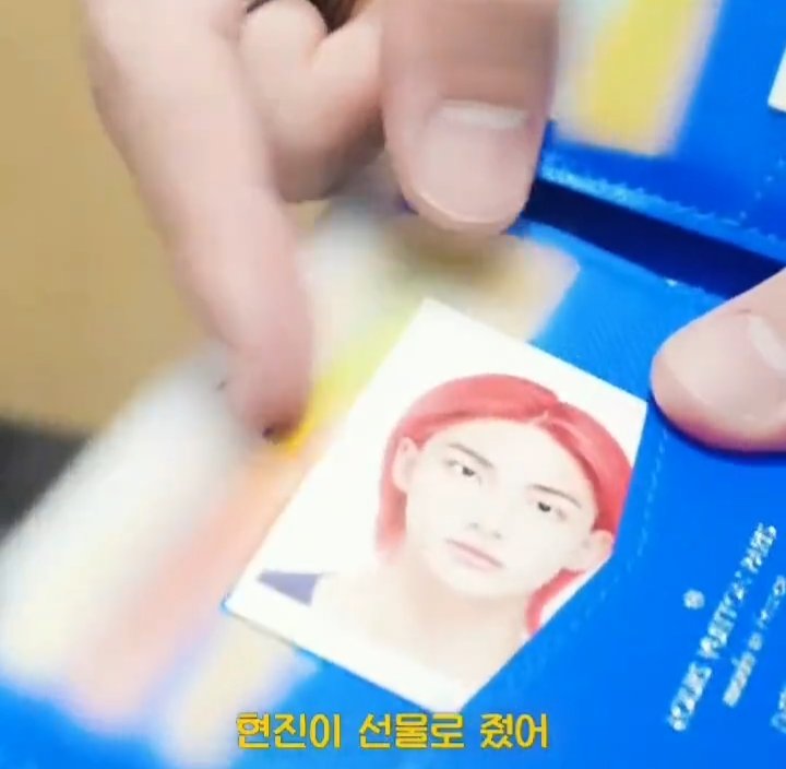 CHANNIESBEST's tweet photo. Felix: aí pq o hyunjin me deu a foto dele então eu guardei na minha carteira 🥰🥰🥰

Lee know: credo pq q eu tenho isso? https://t.co/jv4yVi98PJ