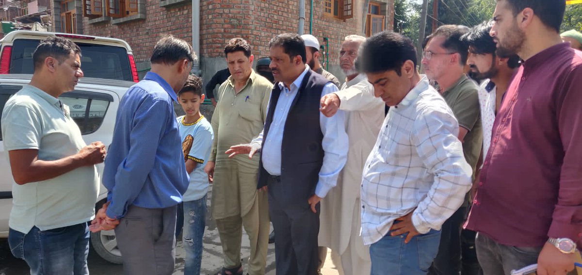 Parvaiz_Qadri's tweet photo. I along with Officials of SMC inspected several area of #Anchar Soura to appraise the essential services being provided by @SMC_Srinagar. The people paid their gratitude for the Visit. I instructed for a swift disposal of the needs of people and to create ease to them. https://t.co/SwnmCMSUjE