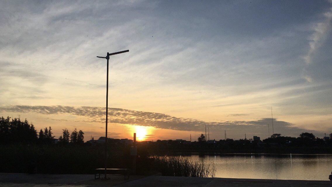 iknt11's tweet image. ท้องฟ้าสอนให้เรารู้ว่า
เราไม่จำเป็นต้องครอบครองทุกอย่างที่เรารัก เพราะบางอย่างที่เรารักมันเหมาะกับการเฝ้ามองมากกว่า #alwaysalone #AsAlway 

#นี่แหละชีวิต #พลังบวก #ท้องฟ้า
#คําคม #คําคมความรู้สึก #แคปชั่น #พระอาทิตย์ #พระอาทิตย์ตกดิน  #sky #sunset