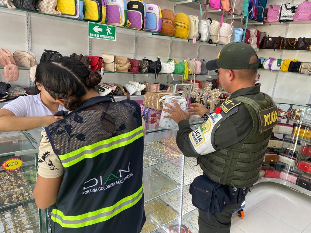 PoliciaAduanera's tweet photo. #Chigorodo Gracias al trabajo en conjunto con @DIANColombia aprehendimos en los diferentes establecimientos de comercio calzado, confecciones, accesorios para celulares y otras mercancías de contrabando, que pretendían ser comercializados en el sector comercio. #DiosYPatría https://t.co/PJAsPKMo57