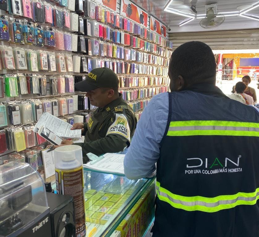 PoliciaAduanera's tweet photo. #Chigorodo Gracias al trabajo en conjunto con @DIANColombia aprehendimos en los diferentes establecimientos de comercio calzado, confecciones, accesorios para celulares y otras mercancías de contrabando, que pretendían ser comercializados en el sector comercio. #DiosYPatría https://t.co/PJAsPKMo57
