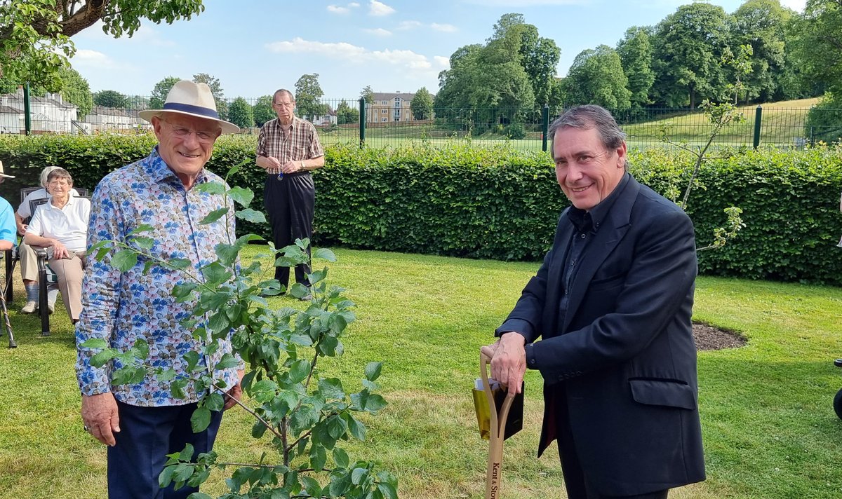 WhitgiftCare's tweet photo. #ThrowbackThursday to a summer of celebrations for Queen Elizabeth IIโs Platinum Jubilee & a special visit from Jools Holland.
https://t.co/zVk1SlfpFt
#2MinuteRead #Croydon #JohnWhitgiftFoundation https://t.co/8Nf0ArksI1