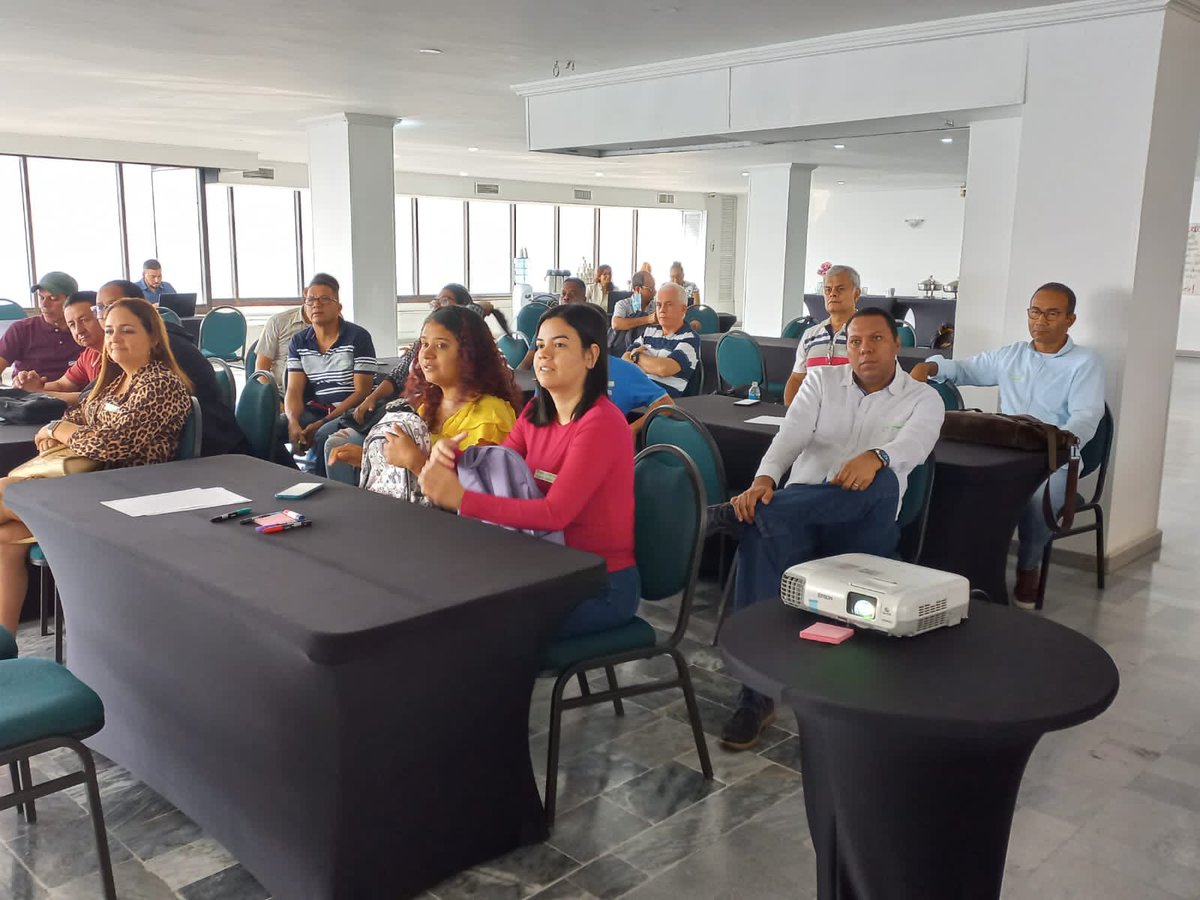 Educacion_Cali's tweet photo. Docentes de las zonas Oriente y Suroriente se le miden al reto de enseñar con el enfoque #STEM potenciando uso creativos de la tecnologías emergentes 💻 en los procesos de aprendizaje. 

#EncuentroLideresTicCali
@RedTiCali https://t.co/CCiZqVRfSR