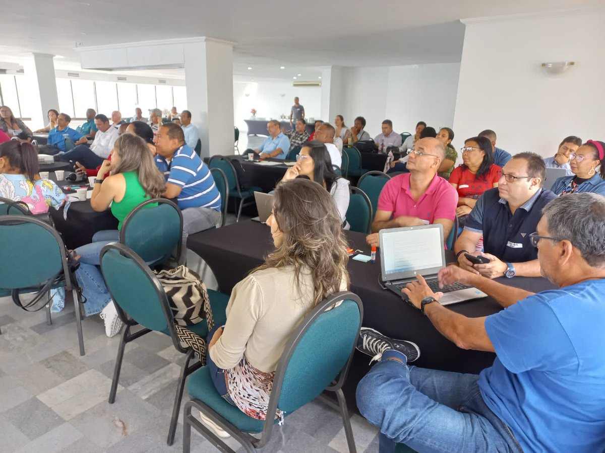 Educacion_Cali's tweet photo. Docentes de las zonas Oriente y Suroriente se le miden al reto de enseñar con el enfoque #STEM potenciando uso creativos de la tecnologías emergentes 💻 en los procesos de aprendizaje. 

#EncuentroLideresTicCali
@RedTiCali https://t.co/CCiZqVRfSR
