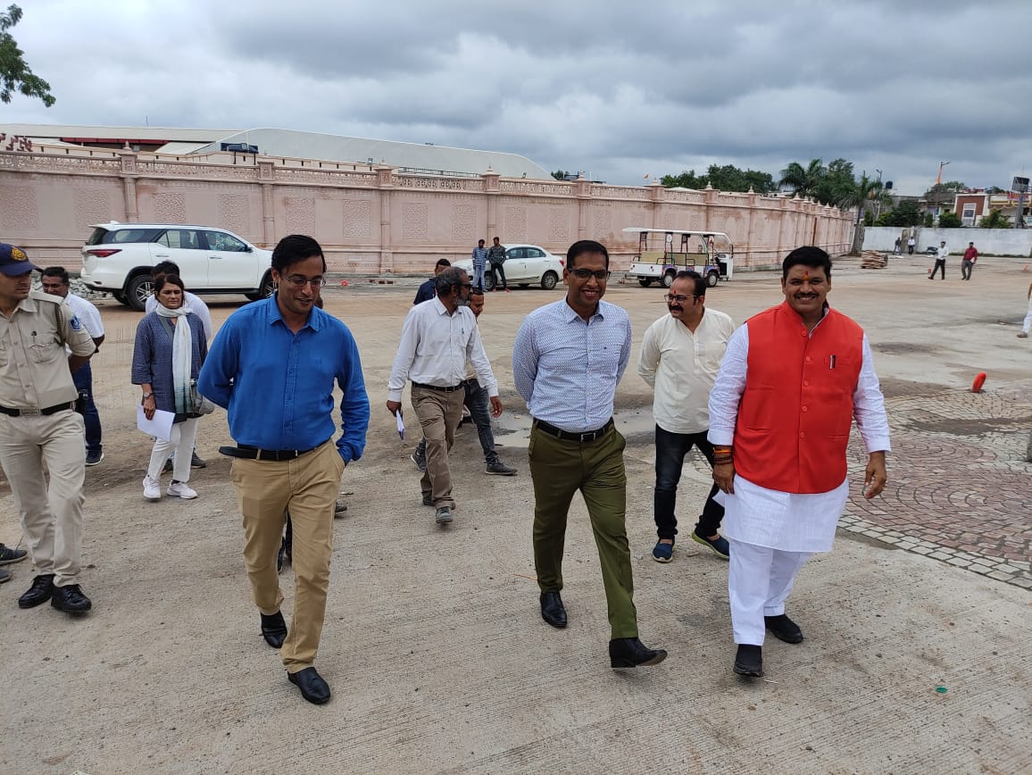 collectorUJN's tweet photo. गुरूवार को सांसद श्री अनिल फिरोजिया तथा कलेक्टर @itsAsheeshSingh ने निर्माणाधीन महाकाल कॉरिडोर का निरीक्षण किया। उल्लेखनीय है कि अक्टूबर माह में प्रधानमंत्री का उज्जैन आगमन संभावित है। @PMOIndia द्वारा महाकाल कॉरिडोर का शुभारम्भ किया जाना प्रस्तावित है। https://t.co/TMq8P4D5t0