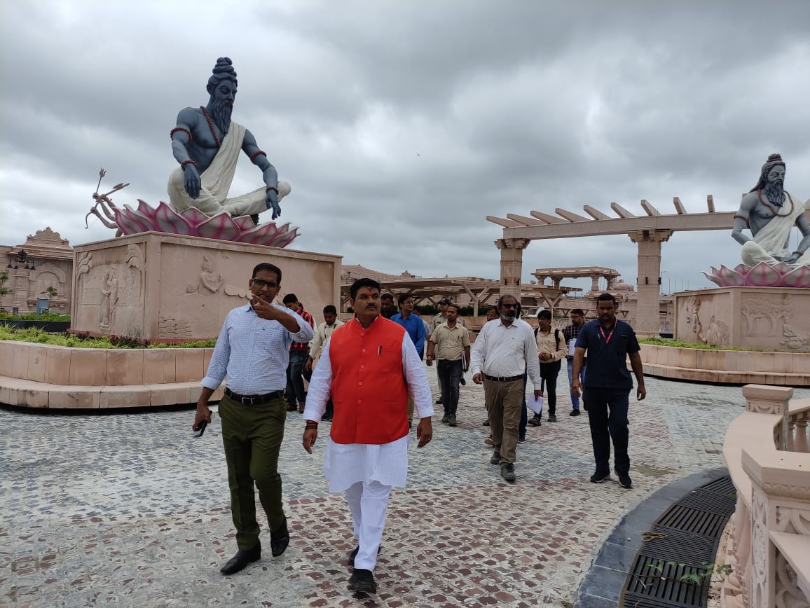 collectorUJN's tweet photo. गुरूवार को सांसद श्री अनिल फिरोजिया तथा कलेक्टर @itsAsheeshSingh ने निर्माणाधीन महाकाल कॉरिडोर का निरीक्षण किया। उल्लेखनीय है कि अक्टूबर माह में प्रधानमंत्री का उज्जैन आगमन संभावित है। @PMOIndia द्वारा महाकाल कॉरिडोर का शुभारम्भ किया जाना प्रस्तावित है। https://t.co/TMq8P4D5t0