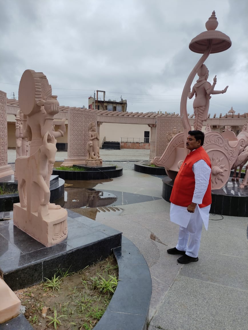 collectorUJN's tweet photo. गुरूवार को सांसद श्री अनिल फिरोजिया तथा कलेक्टर @itsAsheeshSingh ने निर्माणाधीन महाकाल कॉरिडोर का निरीक्षण किया। उल्लेखनीय है कि अक्टूबर माह में प्रधानमंत्री का उज्जैन आगमन संभावित है। @PMOIndia द्वारा महाकाल कॉरिडोर का शुभारम्भ किया जाना प्रस्तावित है। https://t.co/TMq8P4D5t0