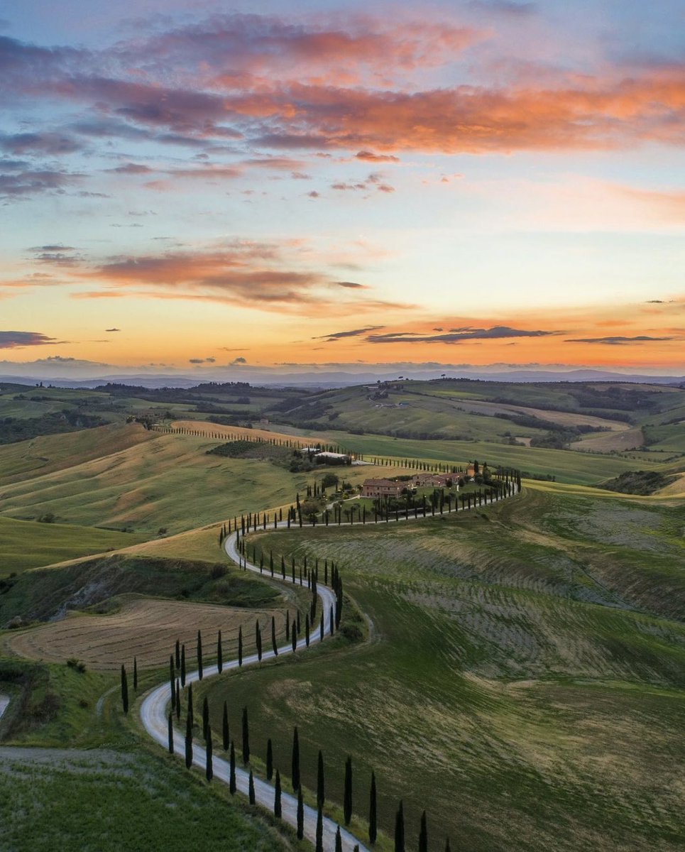 Tuscany surely never disappoints with the views 😍 Head to our website to book your favourite wine destination ahead of time! #tuscany #tuscanytravel #visititaly #winetravel #winerist