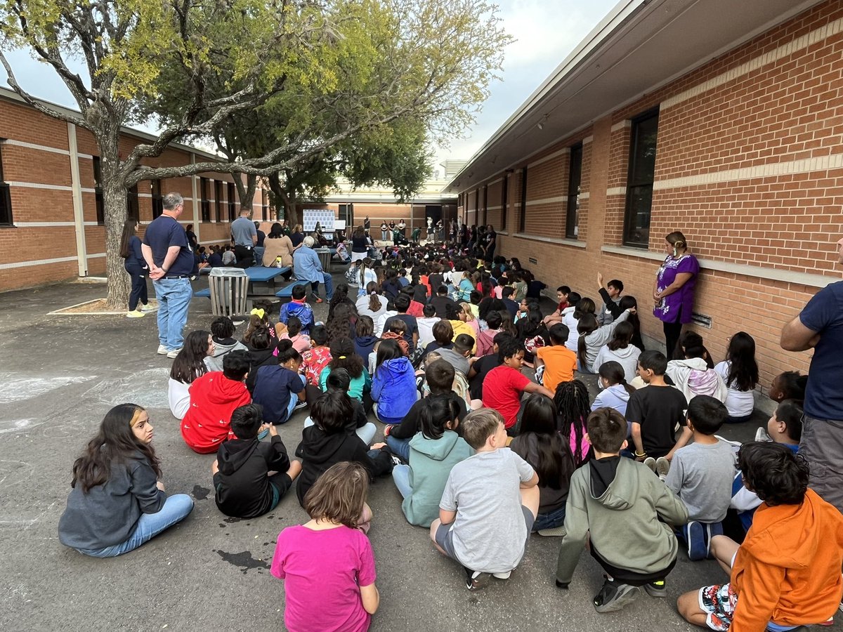 A_Colwell96's tweet photo. Thank you to @DICKS and @mgarza1978 for leading the charge to get our Lil’ Huskies @NISDGlass playground equipment!! So exciting! ⚽️🏀🏈⚾️🥎🎾 #recessmatters #GlassIgnited @NISD @JBOCK_NISD @Karie_Bledsoe https://t.co/vXv00a5OoN