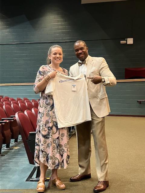 drjbg3's tweet photo. Thank you to all of our employees for going the extra mile during our first days of school! A special thank you to Mrs. Williford, Mr. Wagoner, and Dr. Brown for assisting all over the school division for whatever was needed. This is why they #BuildTheBestSPS #TeamSuffolk https://t.co/RyTe5B4CE4