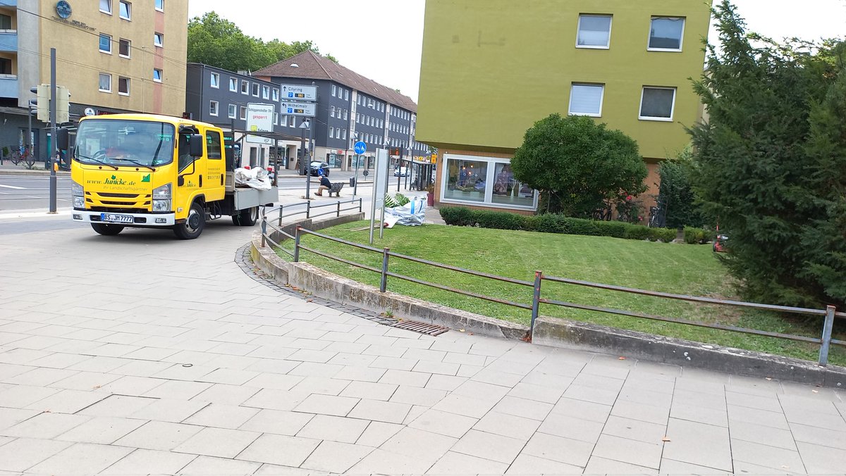 Ist ja nicht so, dass zwischen dem Haus und dem Rasen eine Einfahrt ist in die der LKW entspannt reingepasst hätte. 🤦