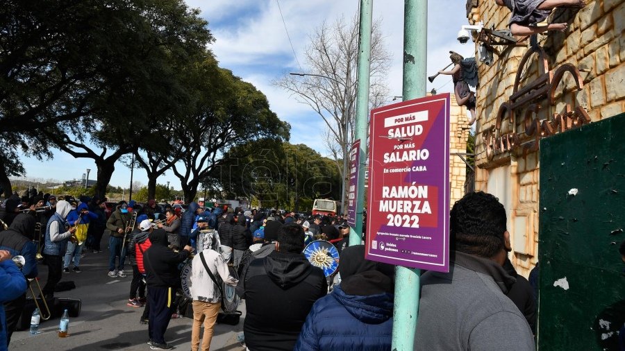 🚨💥Demoras en la votación del sindicato de comercio.

En vivo en #CronicaTV Ramón Muerza señaló demoras injustificadas en la votación

"Adentro hay mesas libres"

Además señaló la presencia de patovicas en el lugar

#15Septiembre 
#Jueves 
#elcciones
#comercio